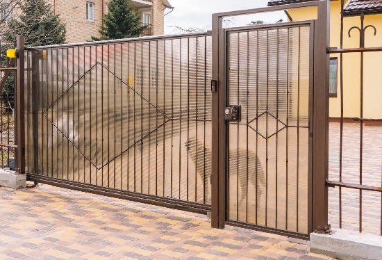 Купить ворота из профлиста с элементами ковки, с металлическими столбами в рамке или под дерево в Коркино от 156915 руб